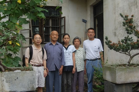 A photo of Yaqin Zhang and her families with Professor Yang